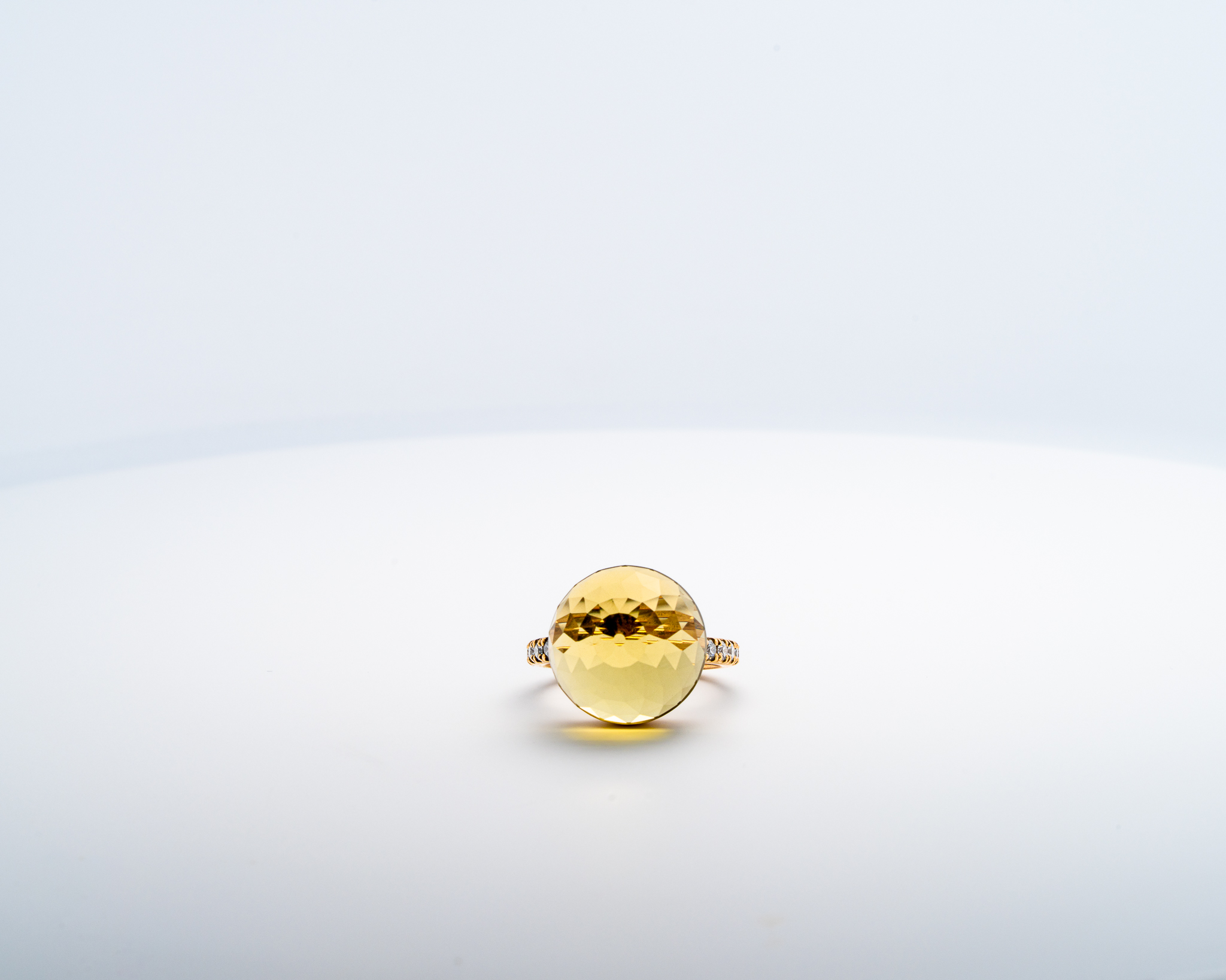 Bague Asteria Or Jaune 18K Lemon Quartz Pavée de 14 diamant Diamant de 2.0 mm pour env. 0.42ct – Image 2