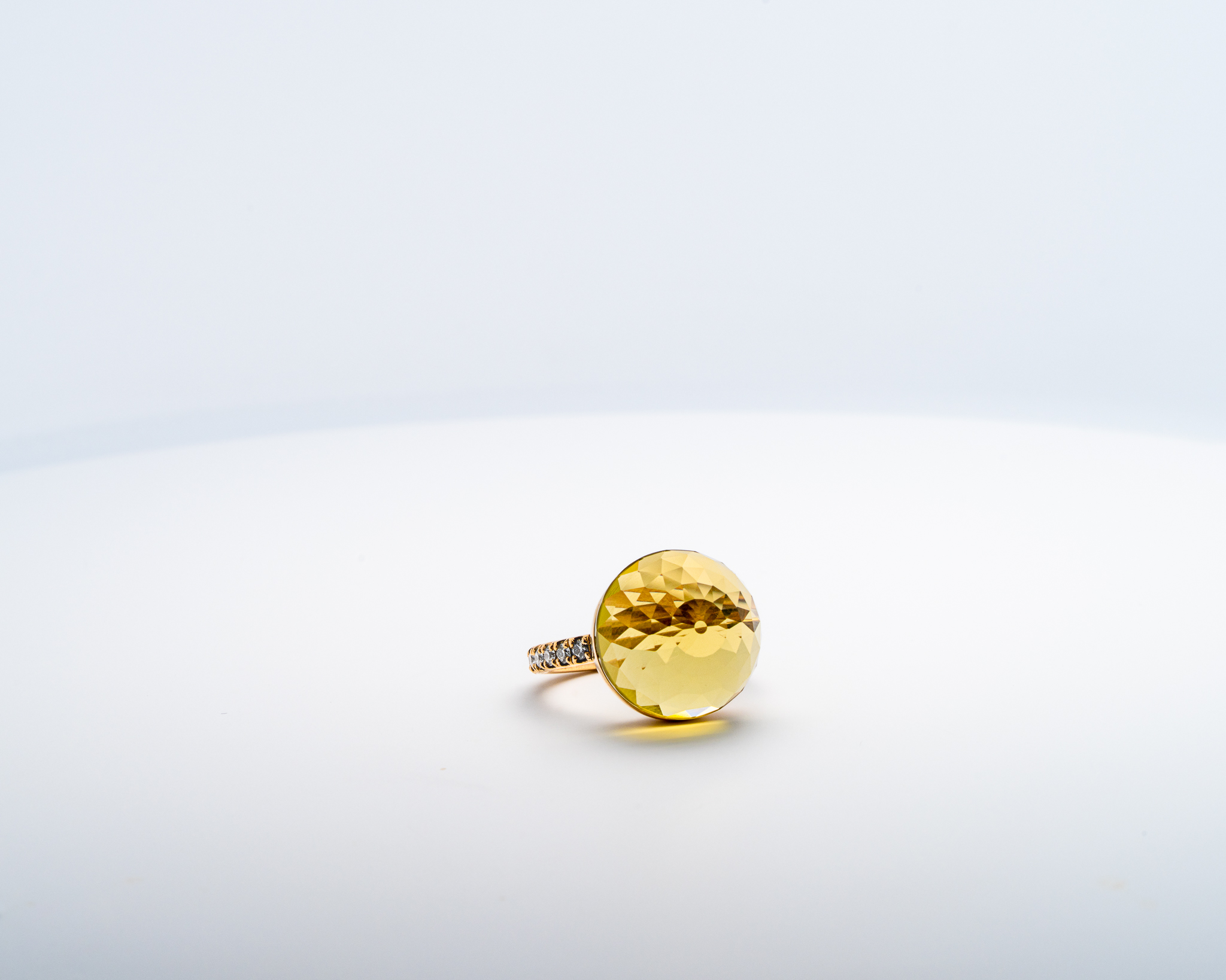 Bague Asteria Or Jaune 18K Lemon Quartz Pavée de 14 diamant Diamant de 2.0 mm pour env. 0.42ct – Image 3