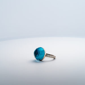 Bague Asteria Or Blanc 18K Topaze Swiss Blue Pavée de 14 diamant Diamant de 2.0 mm pour env. 0.42ct