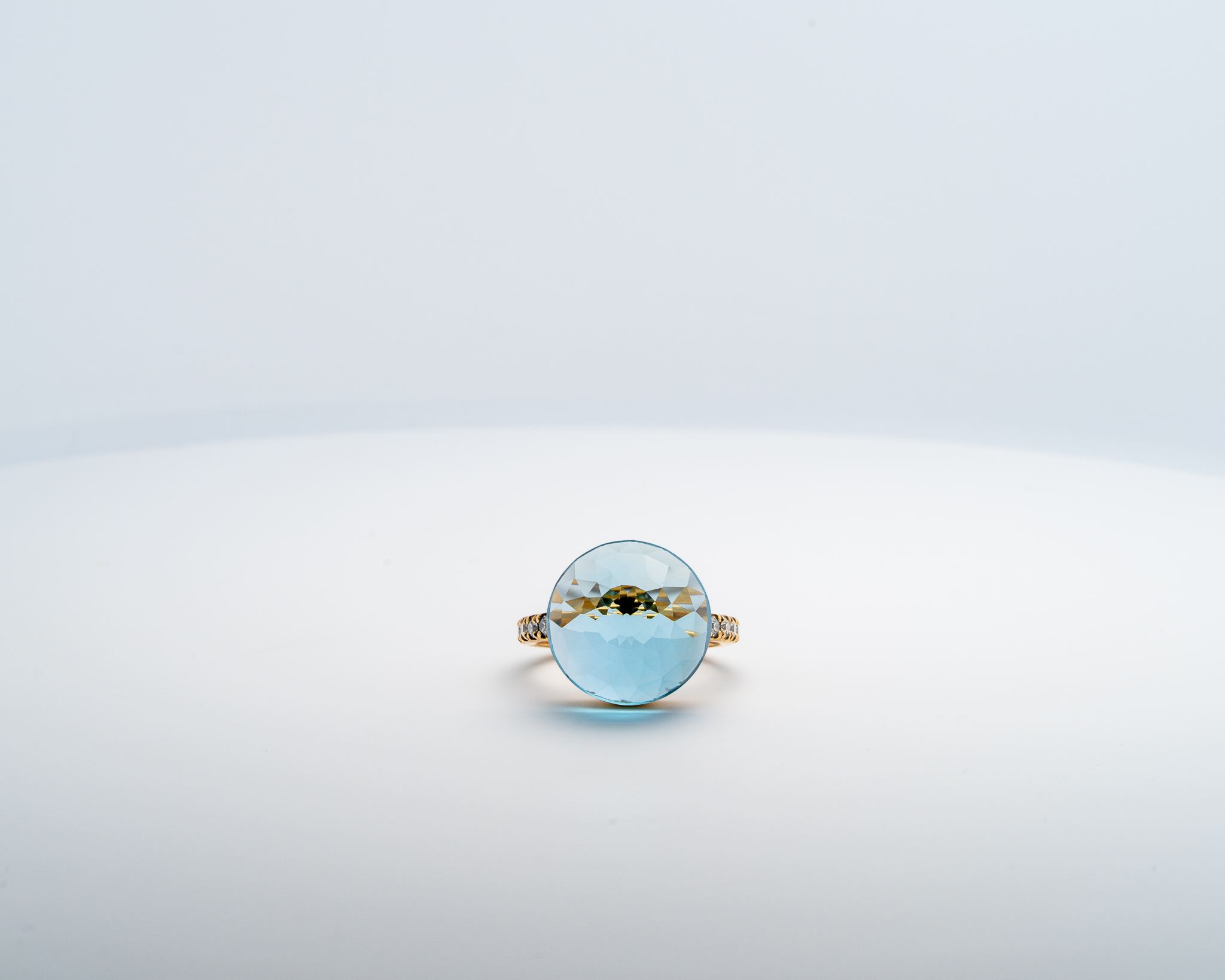 Bague Asteria Or Jaune 18K Topaze Swiss Blue Pavée de 14 diamant Diamant de 2.0 mm pour env. 0.42ct – Image 3