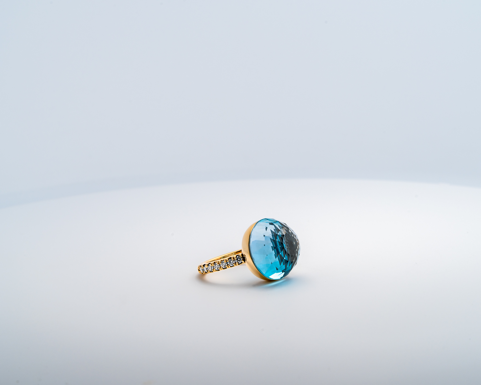 Bague Asteria Or Jaune 18K Topaze Swiss Blue Pavée de 14 diamant Diamant de 2.0 mm pour env. 0.42ct – Image 2