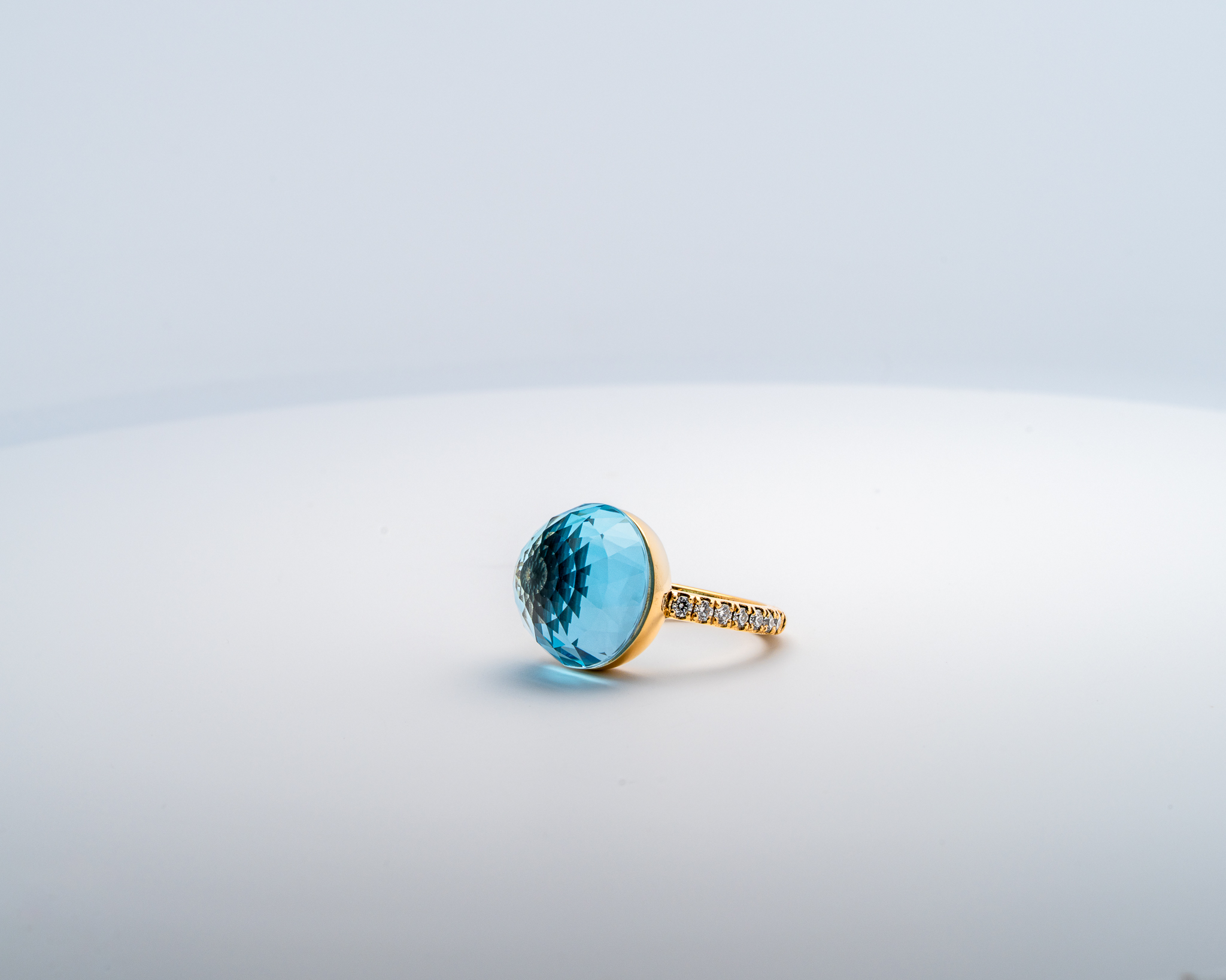 Bague Asteria Or Jaune 18K Topaze Swiss Blue Pavée de 14 diamant Diamant de 2.0 mm pour env. 0.42ct