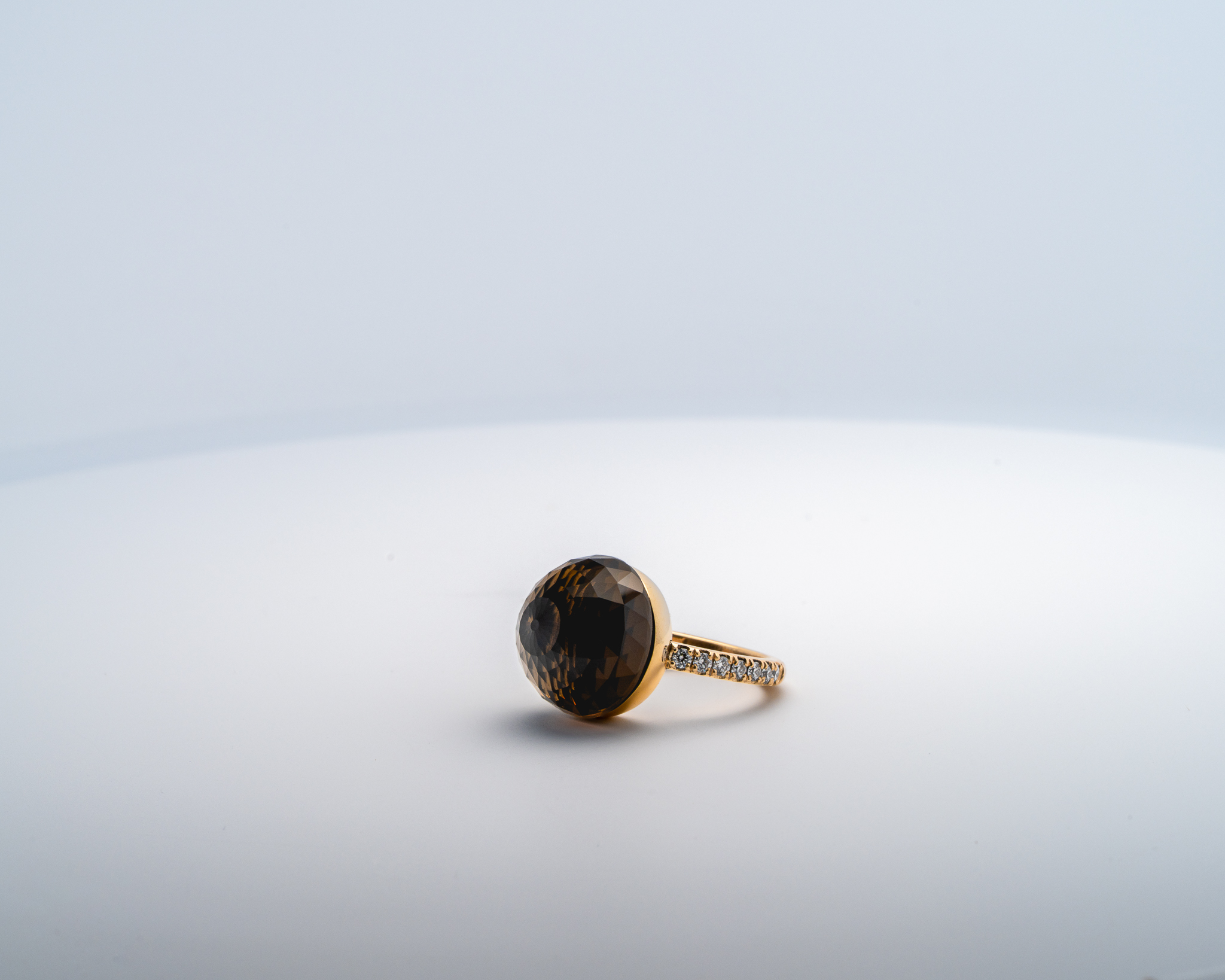 Bague Asteria Or Jaune 18K Quartz Fumée Pavée de 14 diamant Diamant de 2.0 mm pour env. 0.42ct