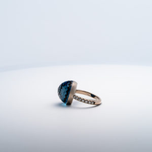 Bague Asteria Or Blanc 18K Topaze London Blue Pavée de 14 diamant Diamant de 2.0 mm pour env. 0.42ct