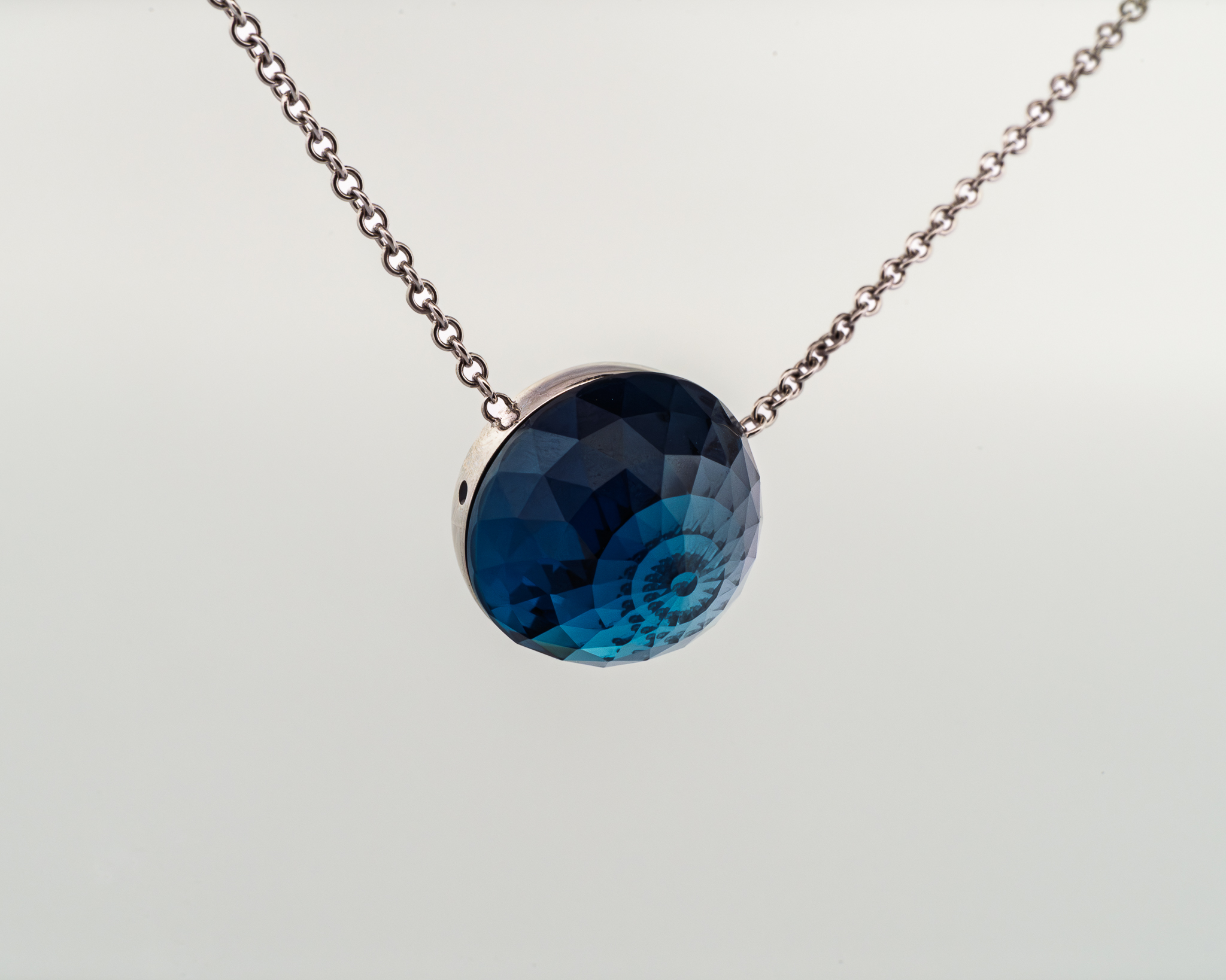 Pendentif Asteria – Or Blanc & Topaze London Blue – Image 2