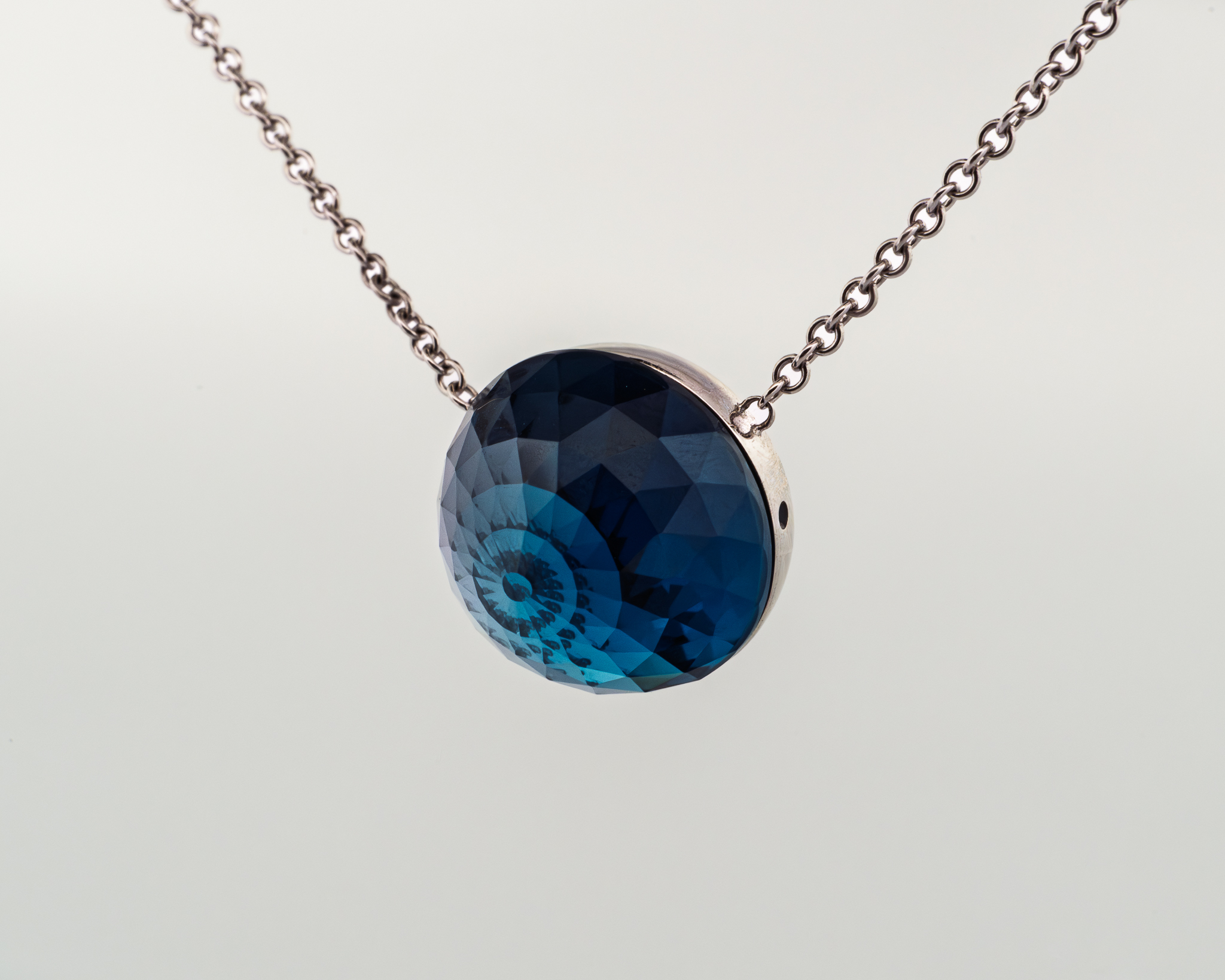 Pendentif Asteria – Or Blanc & Topaze London Blue – Image 3