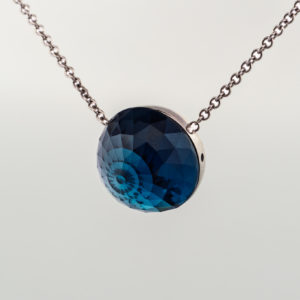 Pendentif Asteria – Or Blanc & Topaze London Blue