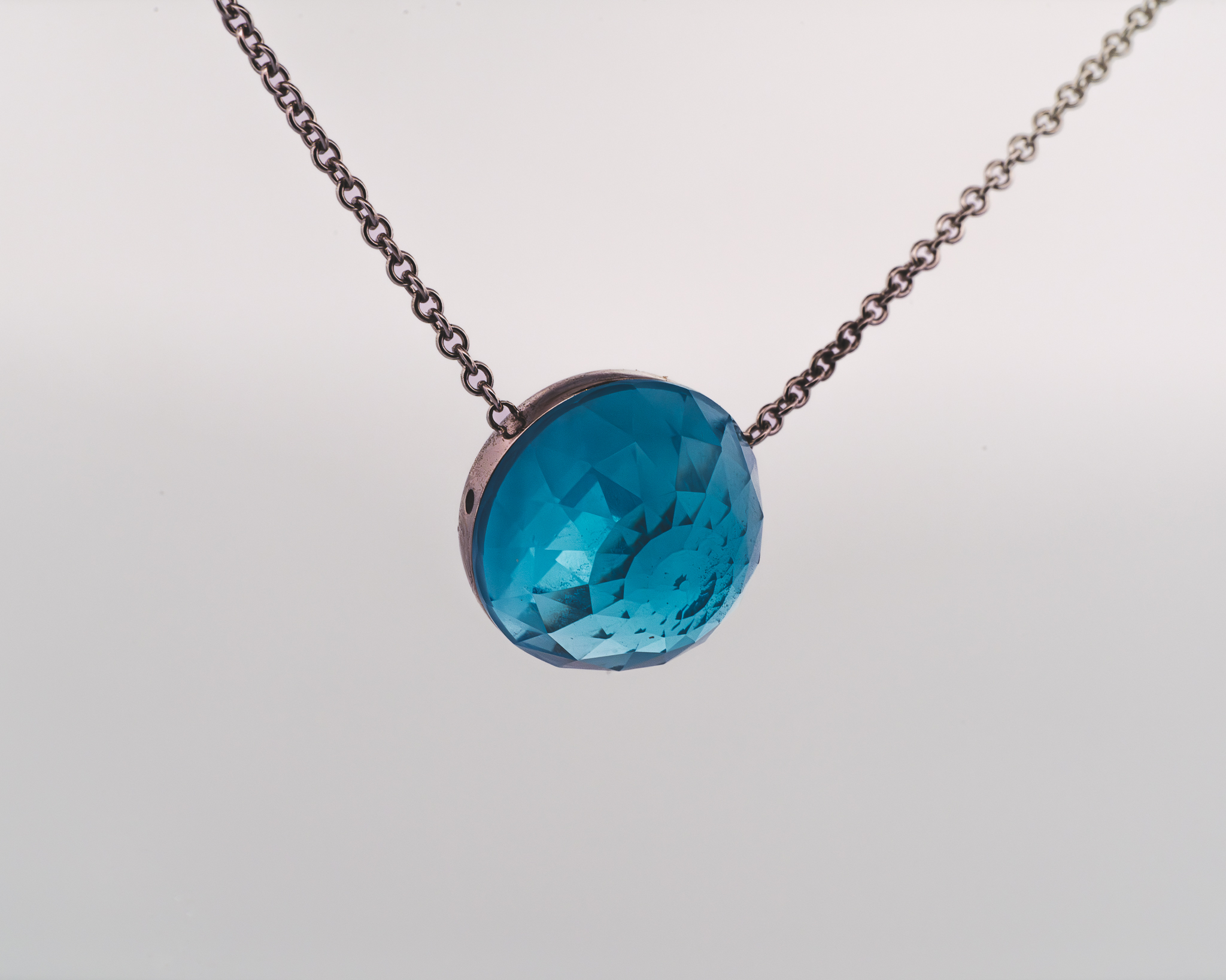 Pendentif Asteria – Or Blanc & Topaze Swiss Blue – Image 2