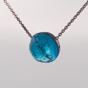 Pendentif Asteria – Or Blanc & Topaze Swiss Blue