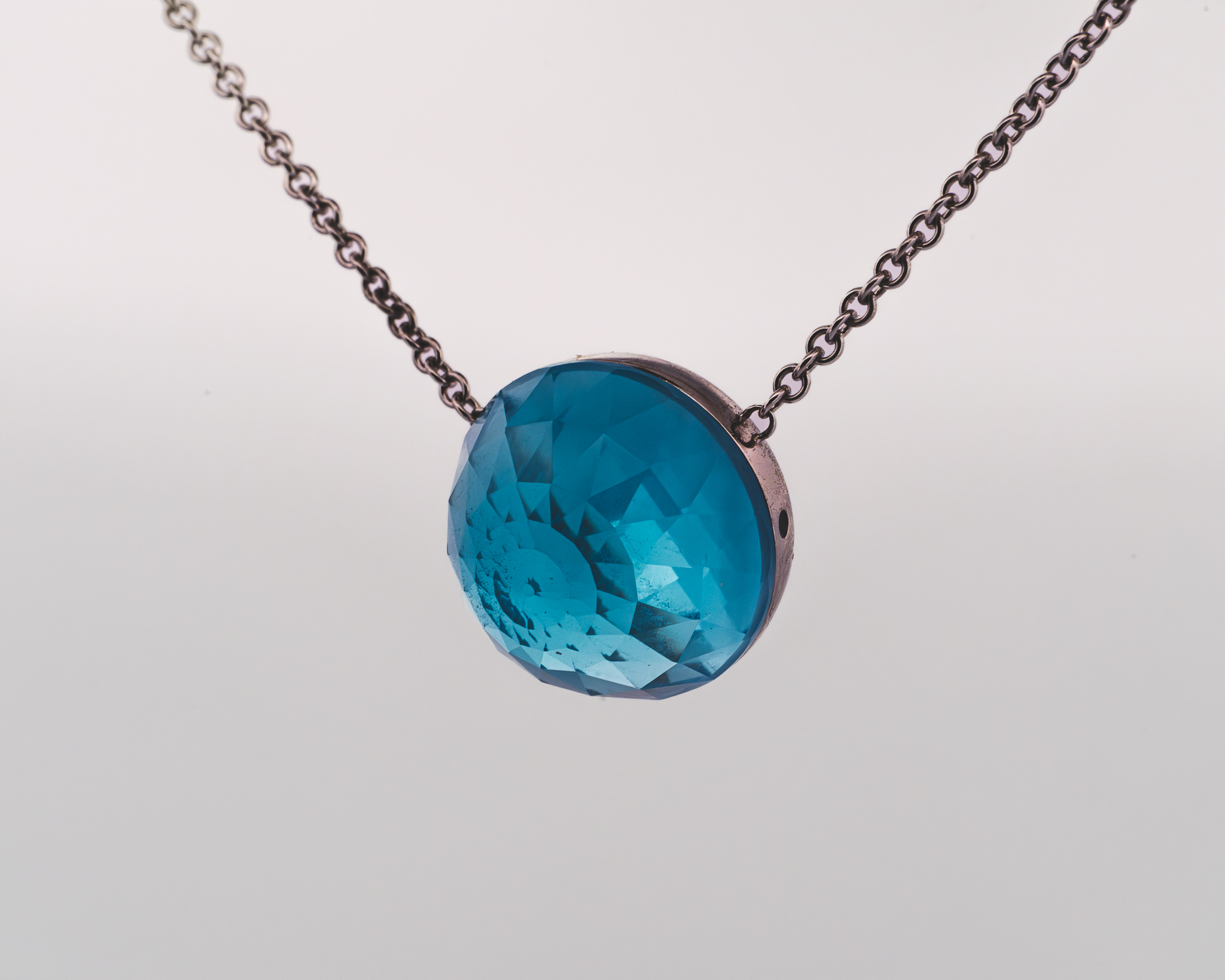 Pendentif Asteria – Or Blanc & Topaze Swiss Blue